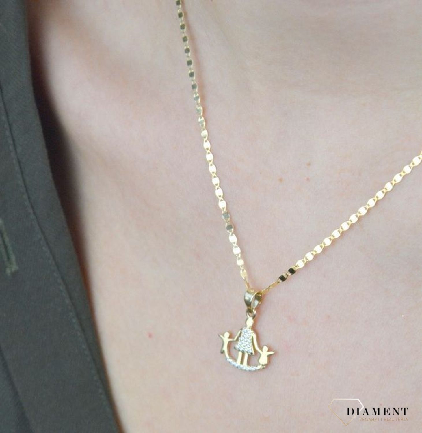 Złota zawieszka 585 mama z dzieckiem w cyrkoniach ZA 7147.  Złota zawieszka może zostać podarowana młodej mamie. Świetny pomysł na prezent. Waga zawieszki wynosi około 1,18 gram. Idealna zawieszka na prezent.jpg